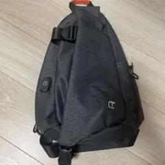 USBポート付きグレーのスリングバッグ