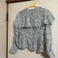 archives くすみブルー　花柄　フラワー　フリル　ブラウス
