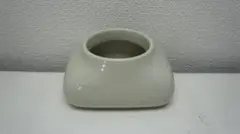 白い陶器製の小物入れ