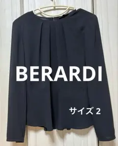 BERARDI 黒のフレアヘム長袖トップス