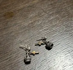 王冠と十字架の金属製ピアス