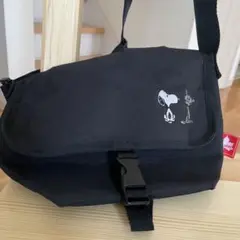 スヌーピー刺繍の黒メッセンジャーバッグ