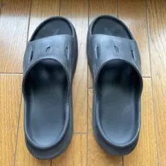 HOKA ブラック スライドサンダル