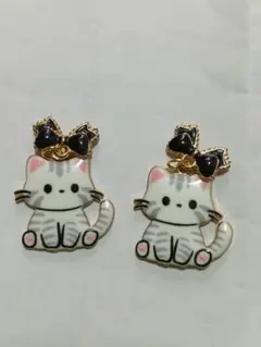 白猫と黒いリボンのチャーム　ピアス、イヤリング、ストラップいずれも加工OK