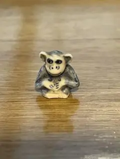 青と白の陶器製猿の置物 約1.4cm