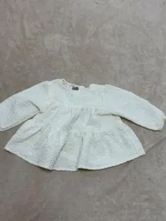 フリル付きクリーム色長袖シャツ