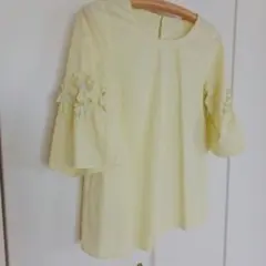 淡い黄色の花刺繍チュニック