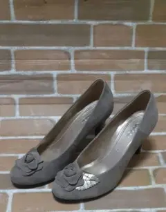 【美品】Gabor 花飾り付きグレー中ヒールパンプス 5½