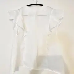 白ブラウス　フリル　オペークドットクリップ
