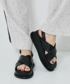 【CITY】シンセティックレザークロスサンダル〈厚底〉