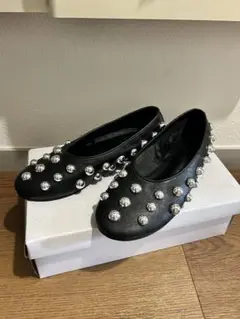 スパイク付き黒フラットシューズ