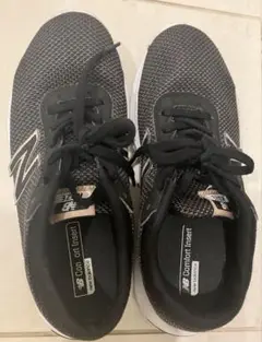 New Balance ブラック スニーカー