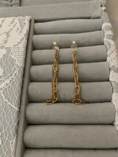 揺れるピアス