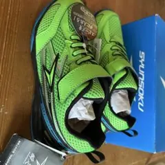 瞬足　グリーンスニーカー