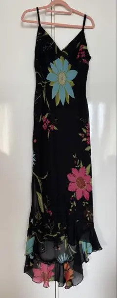 リゾートロングワンピース　Mサイズ　黒✖️花柄
