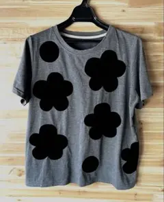 ＊imakokoni＊イマココニ＊グレーの半袖Tシャツ１点　　花柄の黒いワッペン