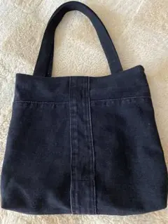 黒のトートバッグ 外ポケット付き