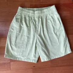 GU 薄い黄色のショートパンツ緑
