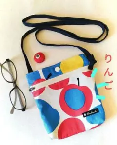 ミャクミャクカラーが大胆★スマホショルダー　斜め掛けポシェット　バッジ付　りんご