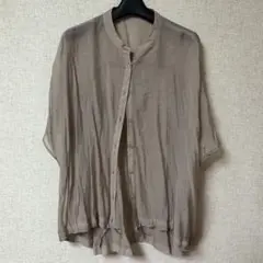 ベージュ ボタン付き 半袖シャツ
