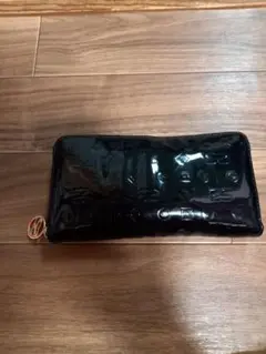 サボイ。ブラックエナメル長財布 ゴールドジッパー