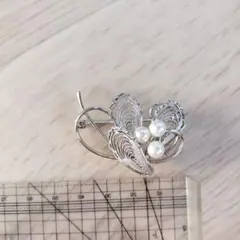 シルバーの葉とパールのブローチ