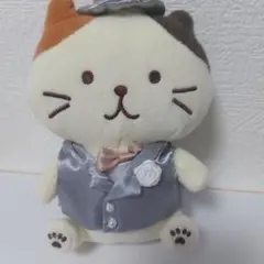 スーツを着た猫のぬいぐるみ