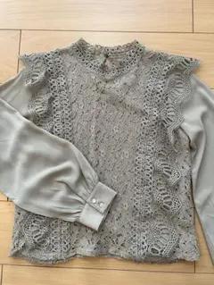 ベージュのトップス