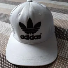 adidas ホワイト ロゴキャップ