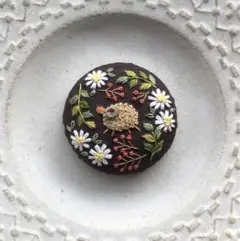 刺繍ブローチ　くるみボタン　ハンドメイド　羊さんシリーズ