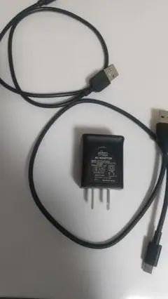 USBアダプター(入力100-240V、出力5V 1A)とUSBケーブル2種類