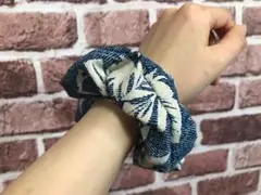 インディゴブルーのシュシュ 〜ハイビスカス柄〜