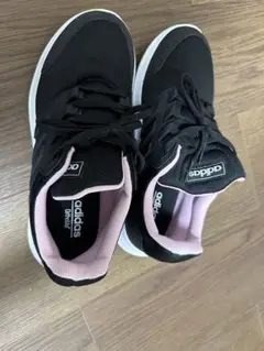 adidas スニーカー