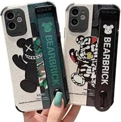 iPhone15Proケース 迷彩 かわいい クール KAWS カウズ