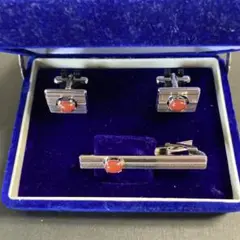 【未使用品】 カフスボタンとネクタイピンセット　赤珊瑚　シルバー　ケース付き