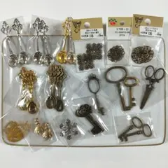 金属製チャームセット スプーン、鍵、花モチーフ