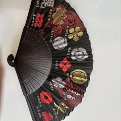和風模様の黒い扇子