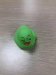 緑色の笑顔キャラクターおもちゃ