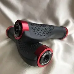 ♪自転車グリップこぶ付☆アルミ バーキャップ付き☆握りやすい、オシャレな赤黒‼︎