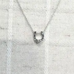 ひずめ形のネックレス