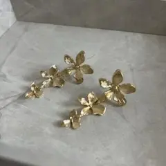 花デザイン ゴールドメタリックピアス