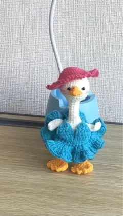 手作りガチョウのあみぐるみ（青ドレス、ピンク帽子）キーホルダー付き