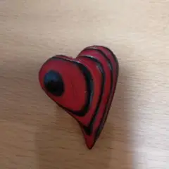 ハート型ブローチ 赤色
