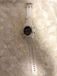 ホワイトデジタル腕時計