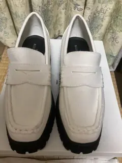 ホワイトローファー
