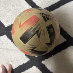 adidas サッカーボール ゴールド/ブラック/オレンジ