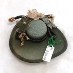 帽子のブローチ
