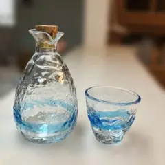 ￼徳利とおちょこのセット　ガラス製波模様　￼透明に淡い青いライン　コルク栓付き￼
