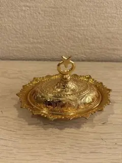 金色の装飾小物入れ 蓋付き