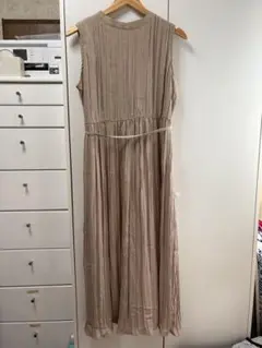 【ITEMS】ノースリーブプリーツワンピース ベージュ